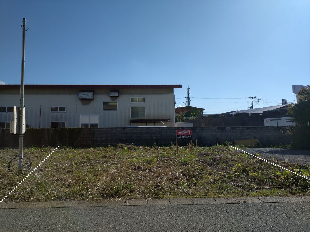 バス停まで徒歩5分、住宅地ですが幹線道路も近く交通の便が良いです。